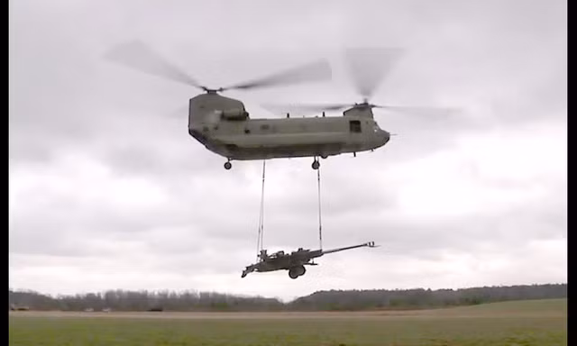 Xem trực thăng CH-47 Chinook vận chuyển lựu pháo M-777