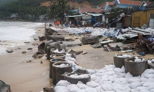 Sóng đánh vỡ hơn 30 m kè biển khi bão Matmo đổ bộ