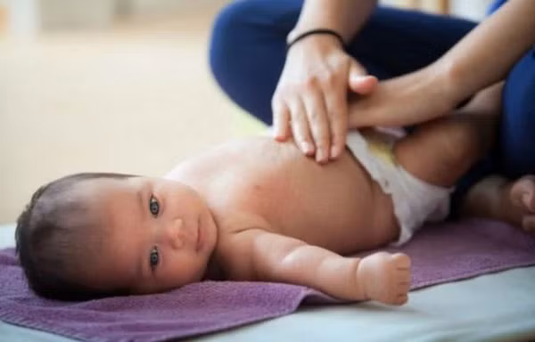 Chữa ho bằng xoa bóp trị liệu, bé 4 tháng tuổi đột ngột qua đời