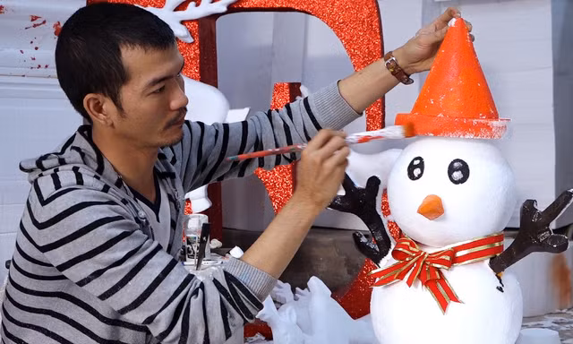 Dựng mô hình Noel bằng xốp thu gần 7 triệu mỗi ngày