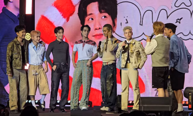 Quân A.P "gây mê" với loạt hit "Say Hi" tại fan meeting, hé lộ dự án mới