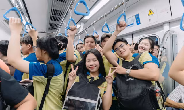 Metro số 1: Cả toa tàu "trúng sít rịt" toàn học sinh một trường