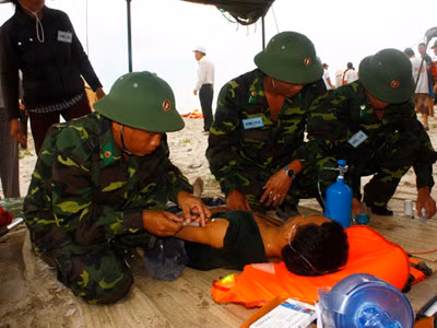 Diễn tập cứu nạn trên biển Cửa Đại Ảnh: Nguyễn Thành