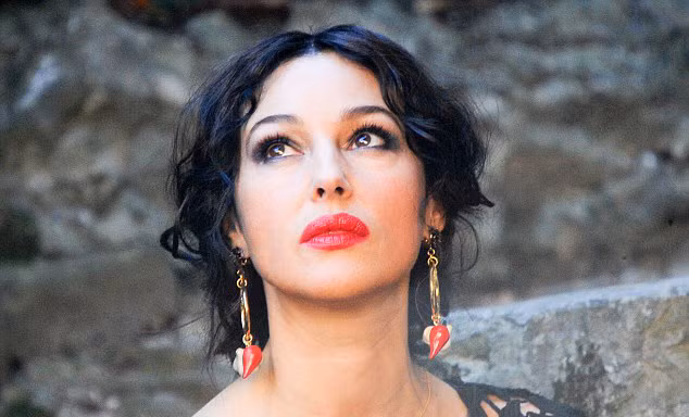 Monica Bellucci làm vơ-đét trong quảng cáo của D&G