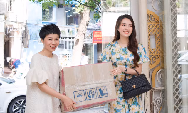NTK Xuân Lê khởi động chiến dịch “tái chế” trang phục cũ