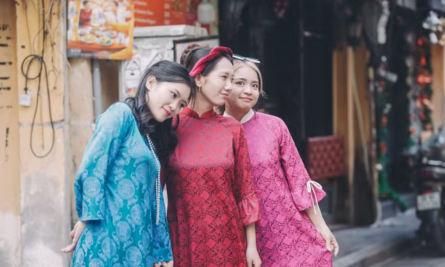 'Nàng thơ' chi tiền triệu chụp ảnh Tết ở hồ Gươm, phố cổ Hà Nội