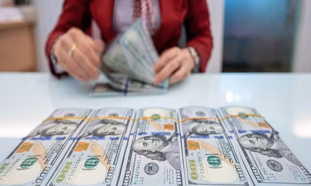 Quy định mới về chứng khoán, lãi suất tiền gửi bằng USD