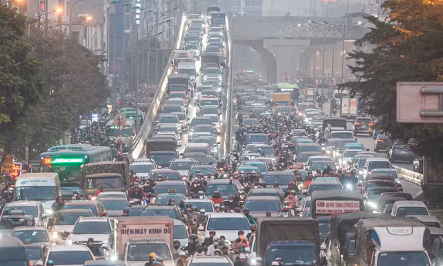 Đường phố Thủ đô 'nghẹt thở' trong ngày cuối cùng của năm 2024
