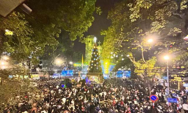Giáng sinh rét ngọt, 'biển người' đổ về các nhà thờ xem Chúa sinh ra đời