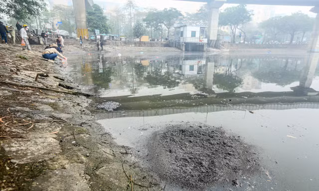 Người thả cá kẻ thả tro hương, mặt nước hồ ‘biến dị’ trong ngày ông Công ông Táo