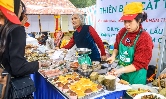 Hàng ngàn người đội mưa rét thưởng thức trăm món chay độc lạ tại Hà Nội