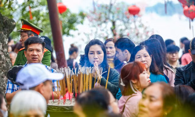 Biến tướng đi lễ đầu năm thành cuộc ‘chạy đua tâm linh’ 