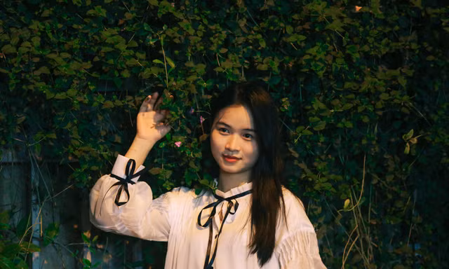 Nửa đêm, người dân Thủ đô đổ xô đến con đường hoa mới nổi để 'sống ảo'