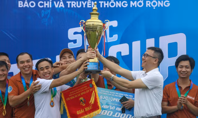 Đội bóng báo Tiền Phong vô địch SJC OPEN Cup trong lần đầu tiên tham dự