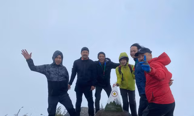 Nhóm khách 'tưởng bay xuống vực' khi leo đỉnh núi cao 2.850 m ở Lào Cai