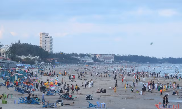 Nắng nóng gay gắt, du khách đổ về biển Vũng Tàu giải nhiệt ngày cuối tuần 