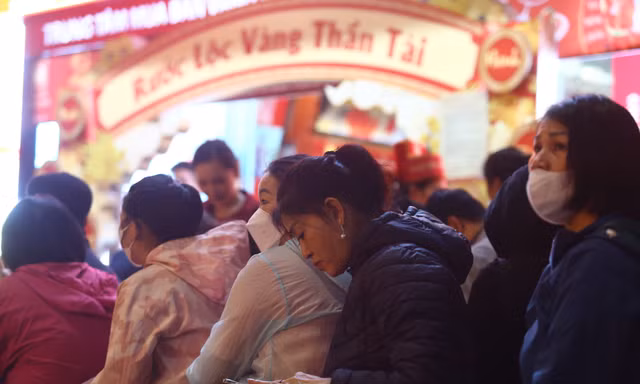 Lộ diện người 'xí chỗ' từ 3h sáng, mua chỉ vàng vía Thần tài đầu tiên 