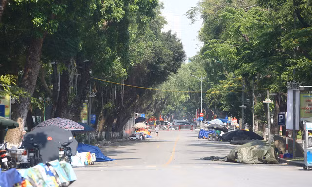 Nóng như đổ lửa, các điểm vui chơi ở Hà Nội vắng hoe ngày đầu nghỉ lễ