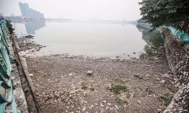 Hàng nghìn bát hương, đồ thờ ngập kín ven hồ Tây