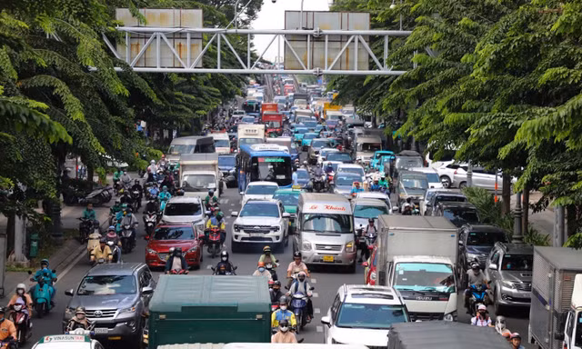 Hầm chui, cầu vượt cửa ngõ Tân Sơn Nhất kẹt xe kéo dài