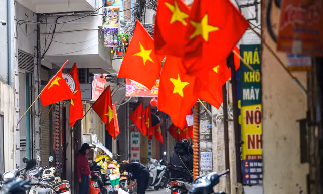 Phố phường Thủ đô rực rỡ cờ đỏ sao vàng ngày 30 Tết