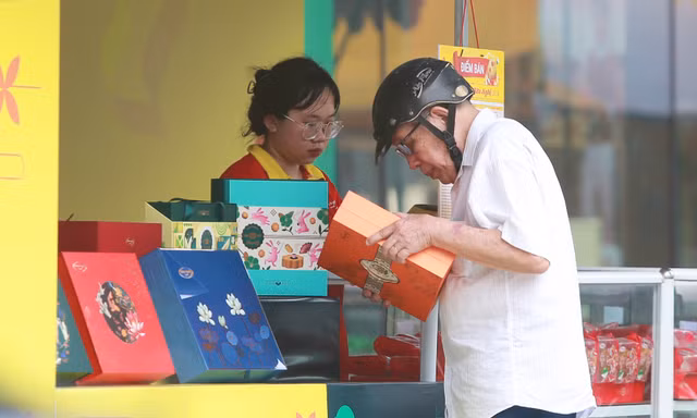Bánh trung thu ‘xuống phố’ sớm, mòn mỏi chờ khách mua