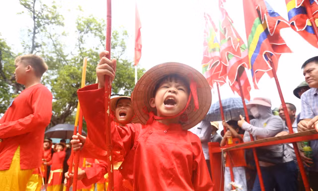 Hàng ngàn người nối nhau xem hội trận tái hiện lại trận đánh của Thánh Gióng