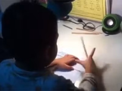 Clip bé lớp một tính nhẩm 150 phép toán trong 8 phút