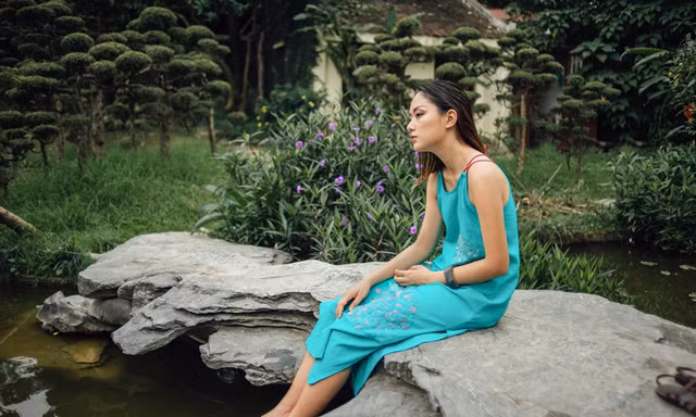 Những mẫu đầm mát nhẹ, phóng khoáng khi đi biển