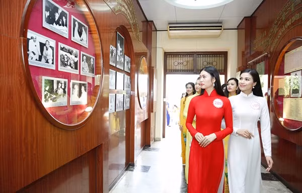 Thí sinh Hoa hậu Việt Nam thăm Bến Nhà Rồng