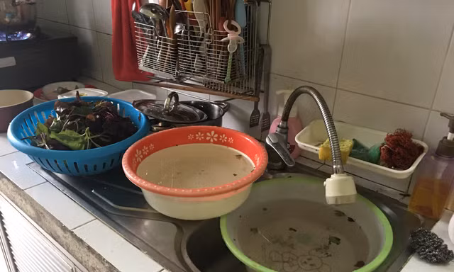 Người dân Hà Nội 'quay vòng' nước rửa để tráng bát, giặt quần áo