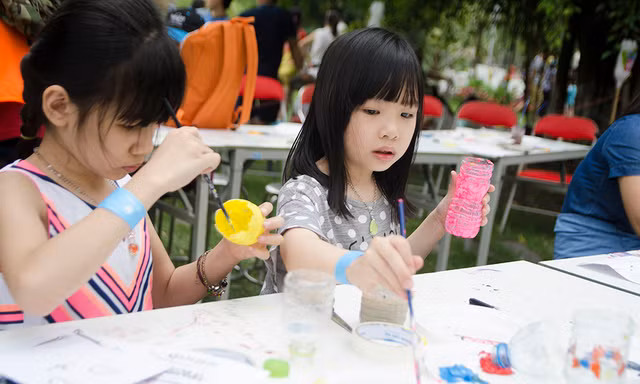 Dịp nghỉ lễ 30/4-1/5 kéo dài, thời tiết mát mẻ khiến nhiều khu vui chơi, công viên tại Thủ đô trở nên đông đúc.