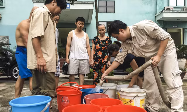 Khoảng 200 hộ dân với hàng nghìn nhân khẩu sống tại chung cư B15 Đại Kim hằng ngày phải thay nhau xách nước sinh hoạt lên căn hộ.