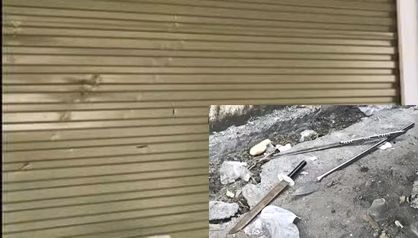 Cửa nhà dân bị đâm chém hư hỏng và nhiều dao kiếm, phóng lợn các đối tượng vứt lại hiện trường.
