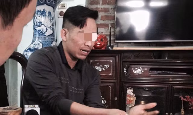 Ông L. trần tình việc bị con trai tố đánh bằng dây điện. Ảnh: Thanh Hà.