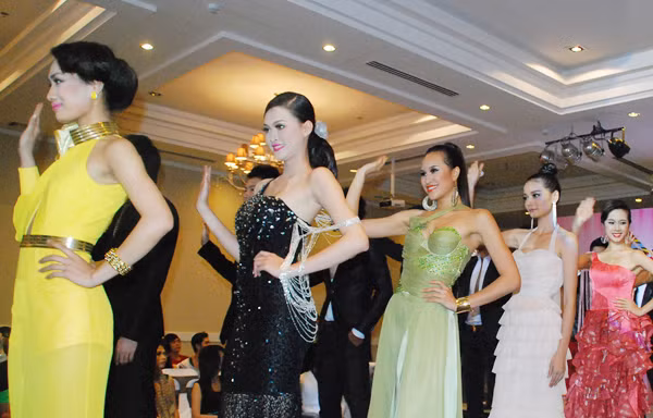 Các nữ thí sinh trong giải Siêu mẫu 2012 đang trình diễn