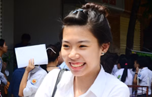 Sĩ tử cười tươi sau giờ thi môn Ngữ Văn