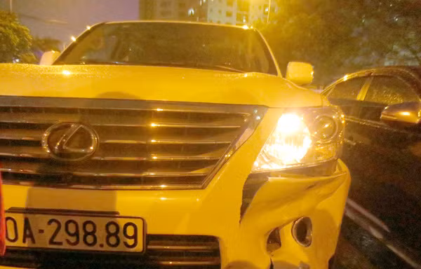 Chiếc xe LX 570 sau cú va chạm