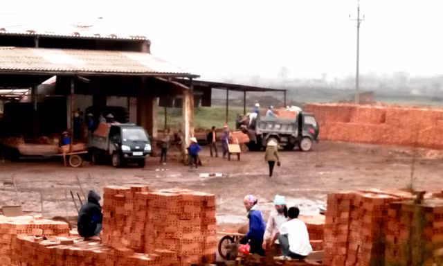 Gạch bị vận chuyển ra khỏi nhà máy sau vụ lộn xộn