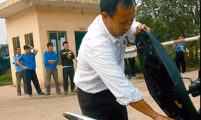 Đối tượng cướp điện thoại của phóng viên rồi cho vào cốp xe
