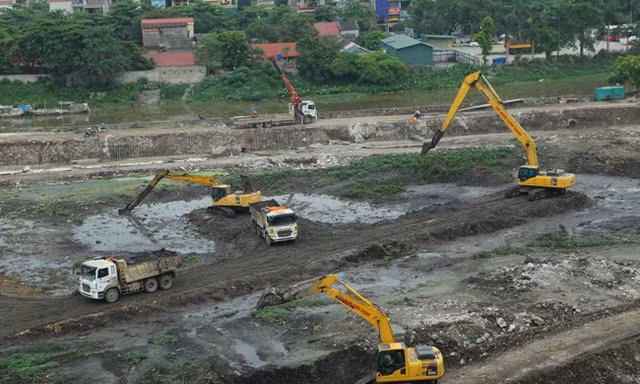 Công trình hồ Biển Bạch đang gấp rút hoàn thiện để chào mừng ngày giải phóng thành phố. Ảnh Minh Đức