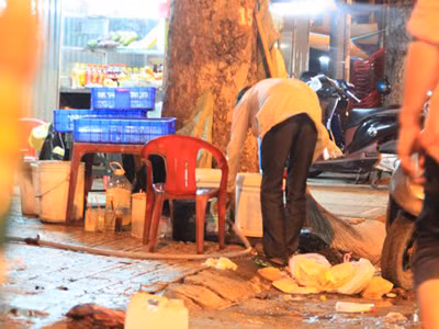 Tận thấy 'công nghệ' chế biến trà đá, trà chanh vỉa hè