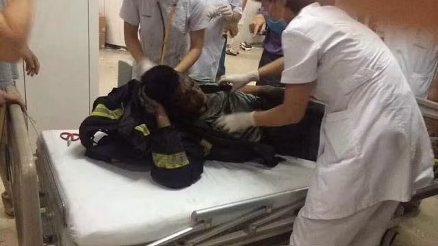 Một nhân viên cứu hỏa bị thương.