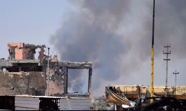 Khói bốc lên sau vụ không kích của liên quân chống IS vào Ramadi, Iraq