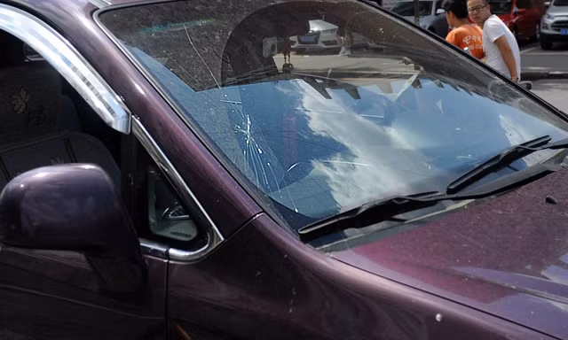 Kính của chiếc xe bị bà bầu đập vỡ