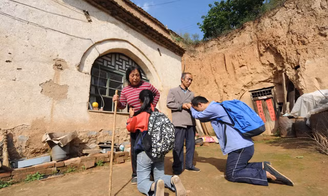 Hai anh em quỳ lạy cha mẹ nghèo trước khi lên đường đi học xa nhà