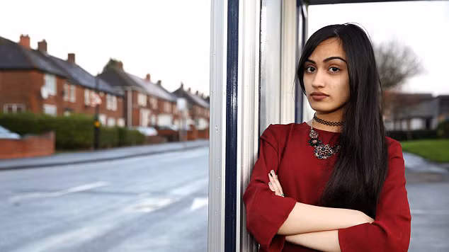 Zahra Sadiq bị đuổi khỏi xe bus vì trang điểm quá đậm