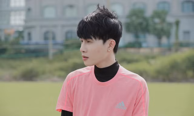 Tập luyện nghiêm túc trên sân cỏ, Jack “đốn tim” nhà Đóm bởi biểu cảm siêu đáng yêu