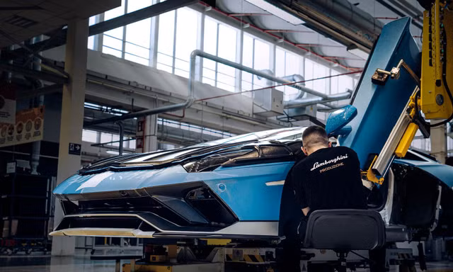 Lamborghini Aventador chính thức bị khai tử