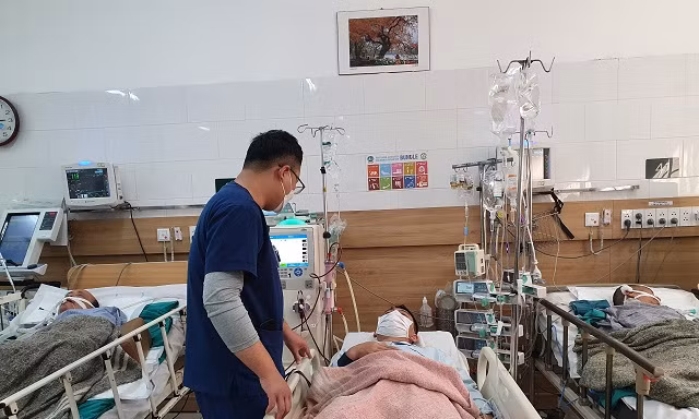 Hai 'ma men' ra hiệu thuốc mua cồn y tế về uống thay rượu, một người lọc máu cấp cứu, một tử vong